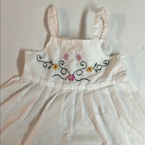 Elegant White Sleeveless Dress - Picture 1 of 4